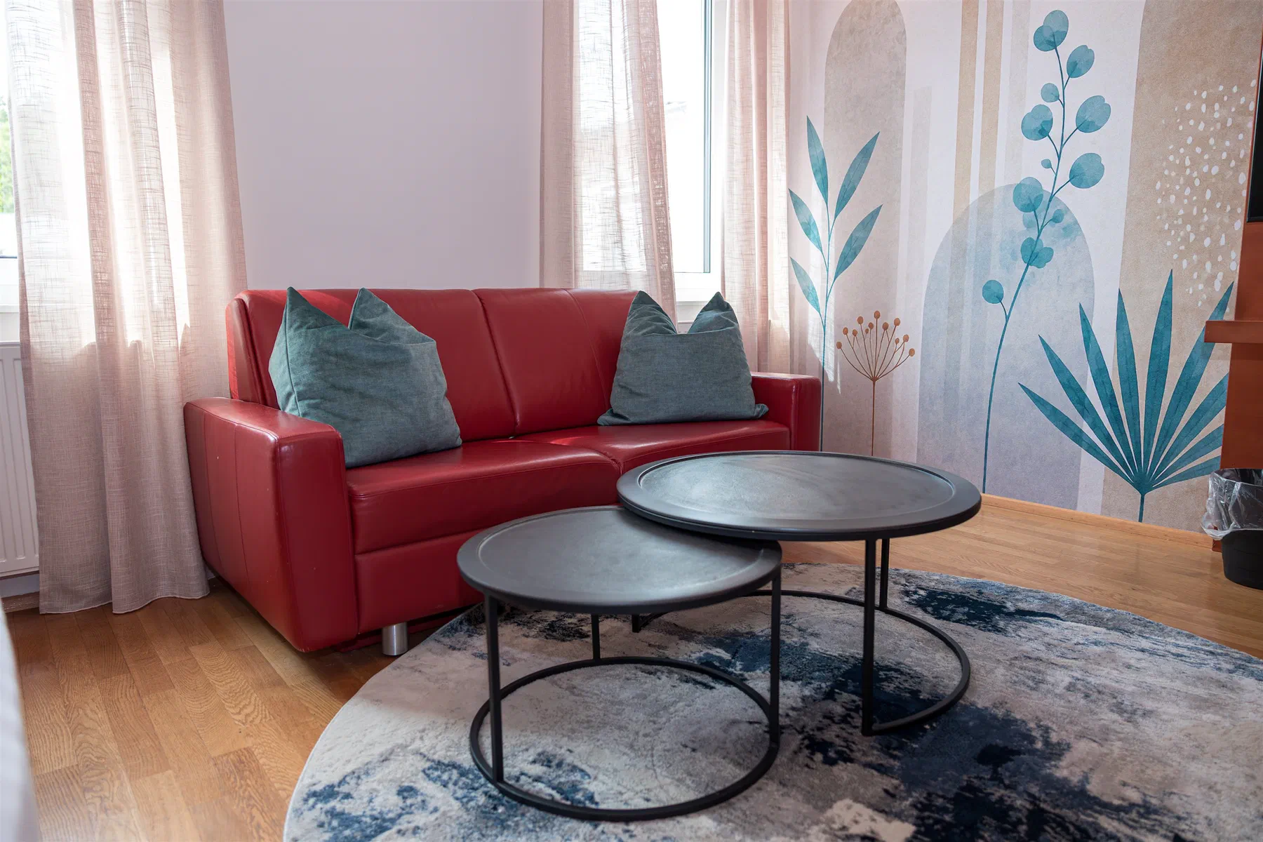Sitzecke mit rotem Sofa in einem Premium-Zimmer