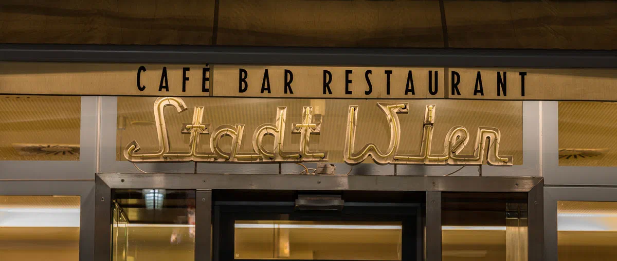 Eingang des Hotel Stadt Wien mit Leuchtschrift